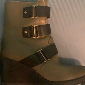 Sorel after hours bootie- olive green 9.5